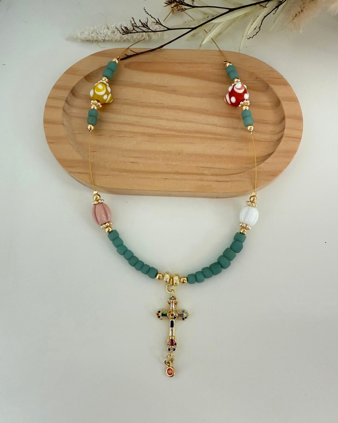 Collar de Crucifijo en Piedras