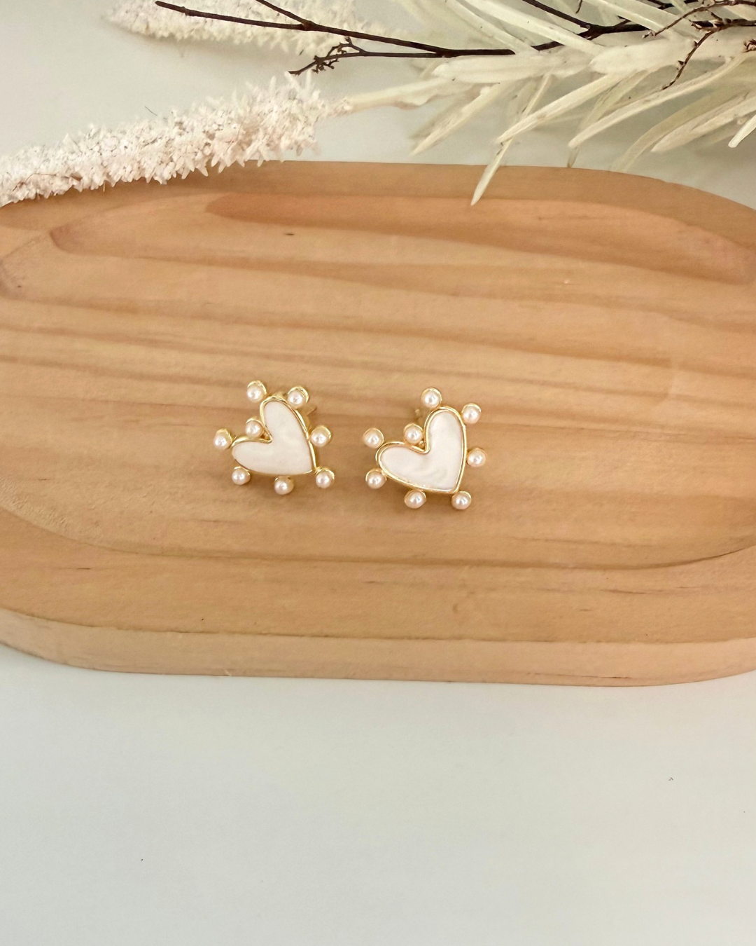 Corazón blanco y Perlitas Studs