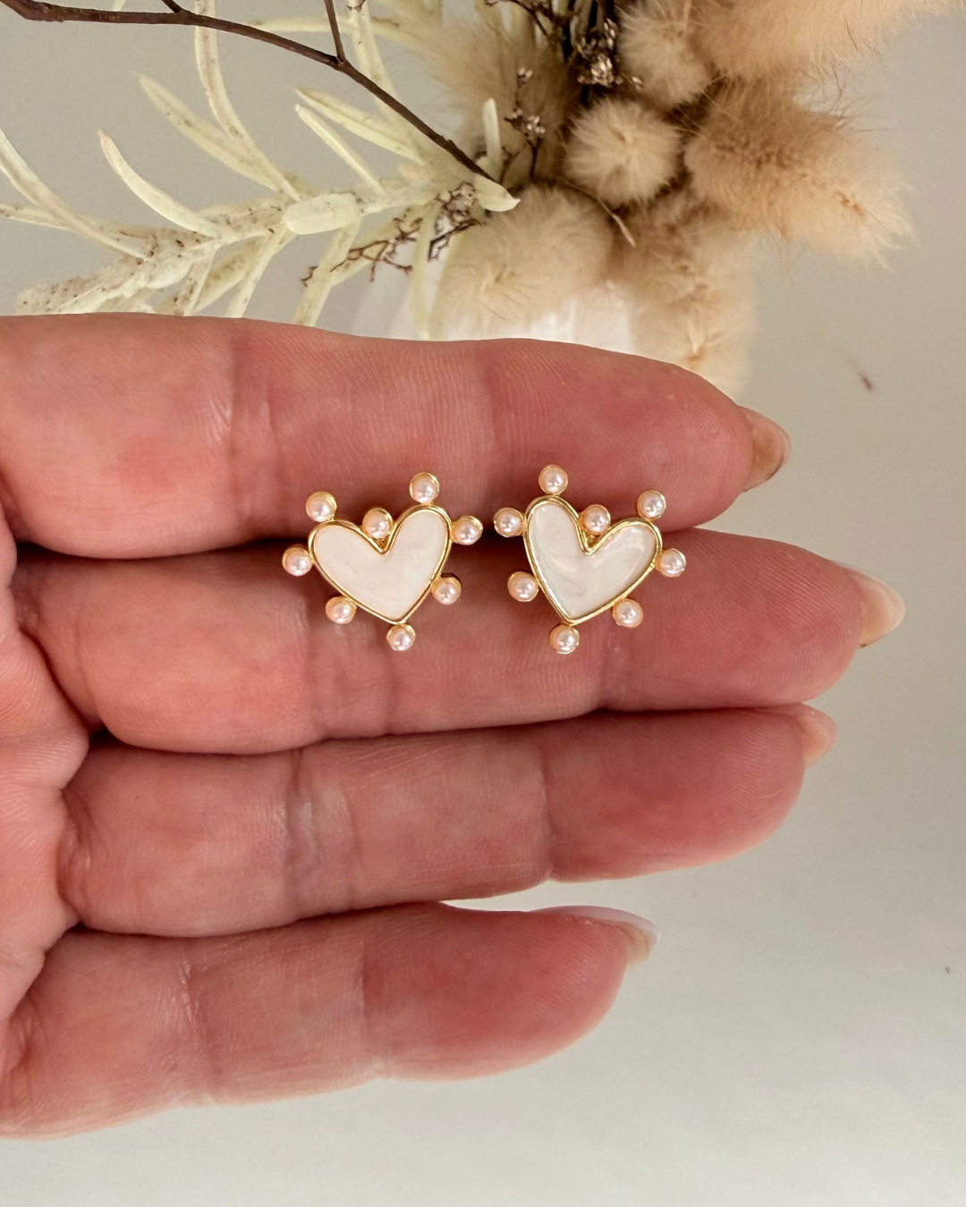 Corazón blanco y Perlitas Studs