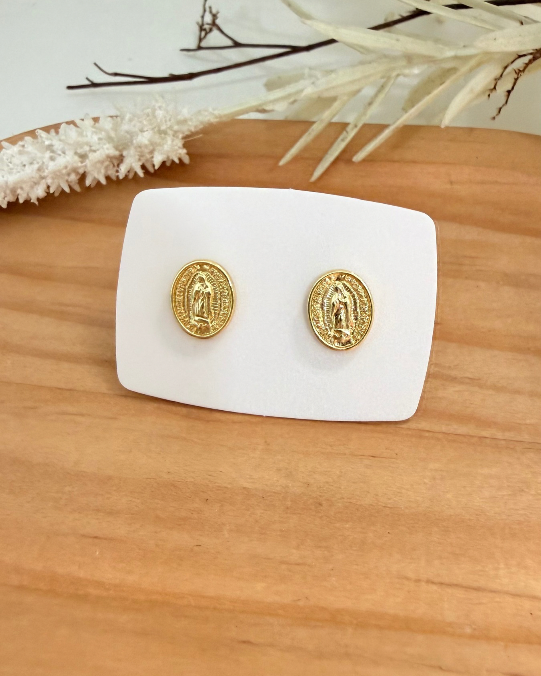 Guadalupe dorada studs