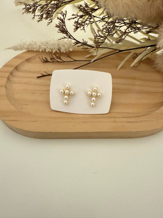Studs de Cruz en Perlas