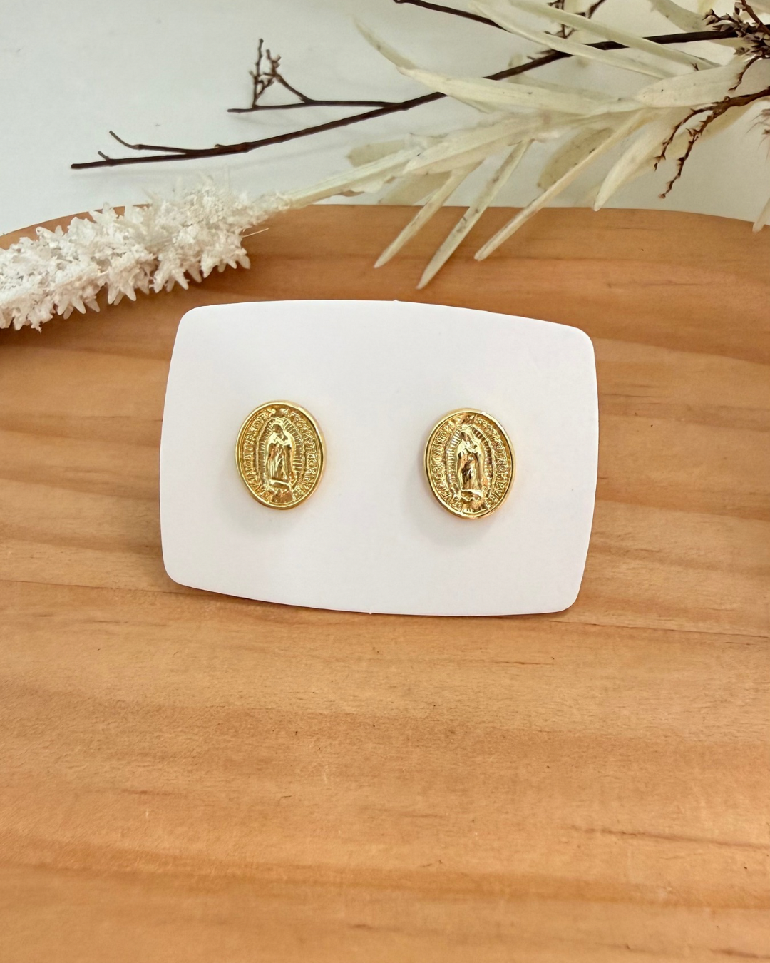 Guadalupe dorada studs