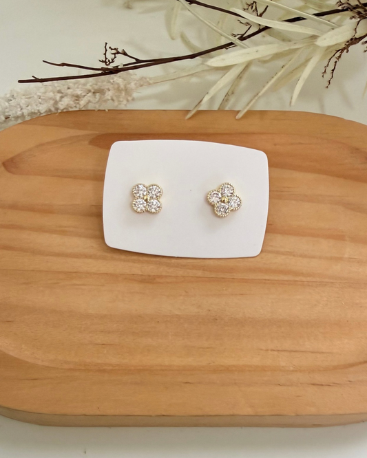 Trébol Clear studs
